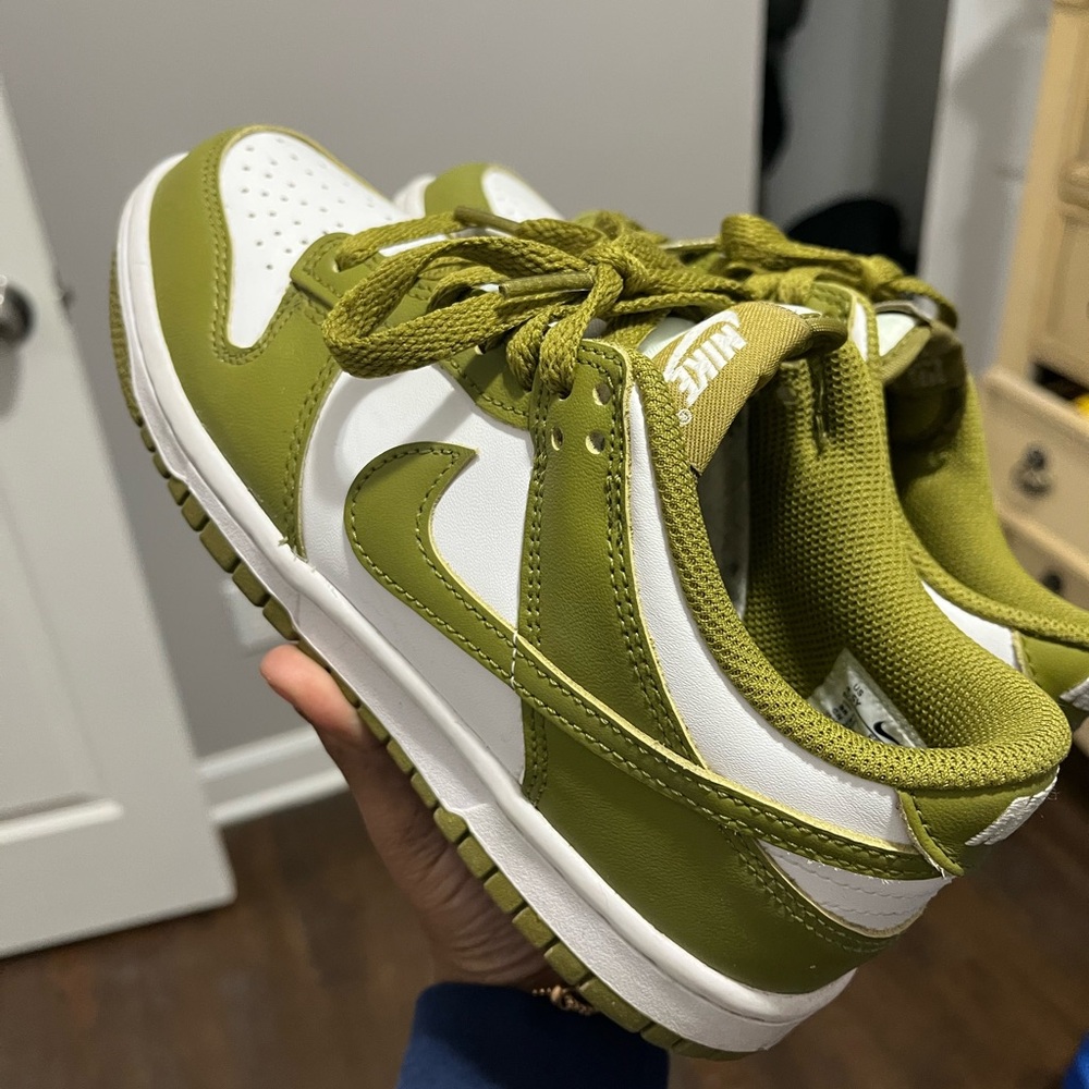 Nike big Kids' Green and White Sneakers